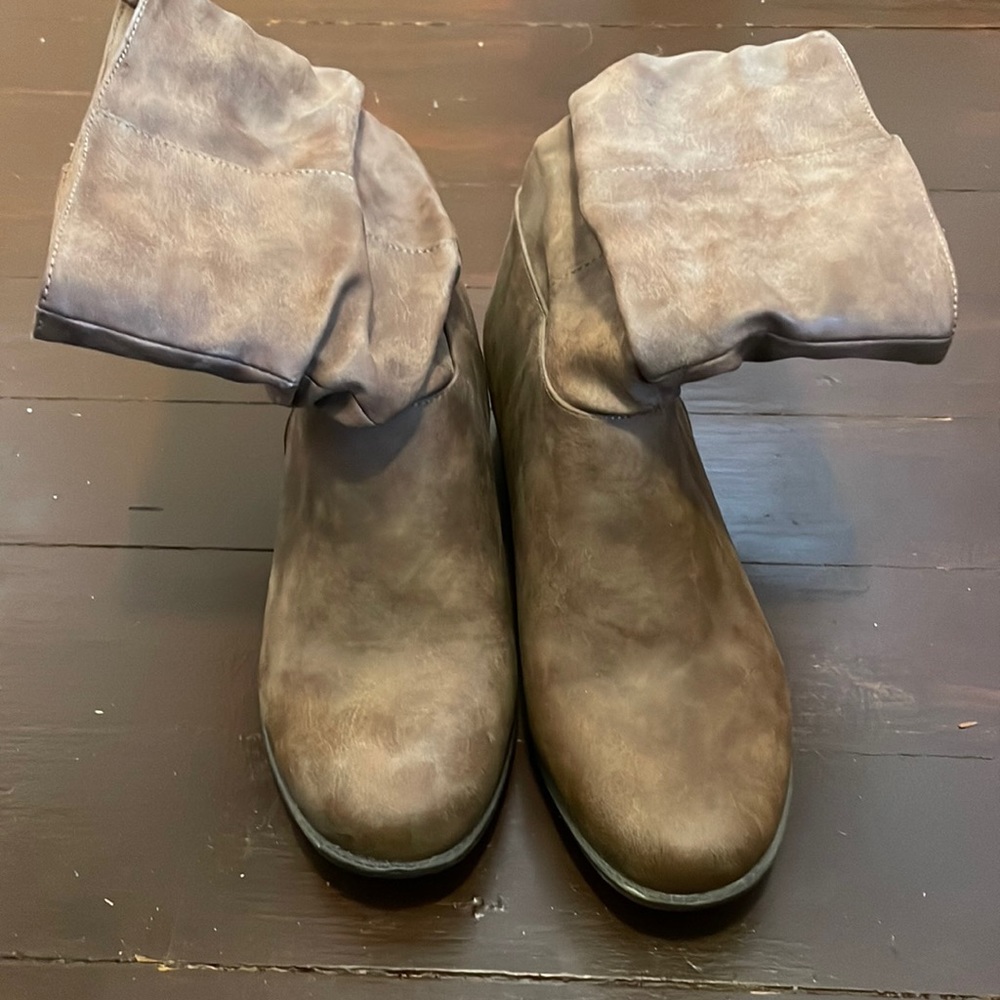 Warm brown winter boots.